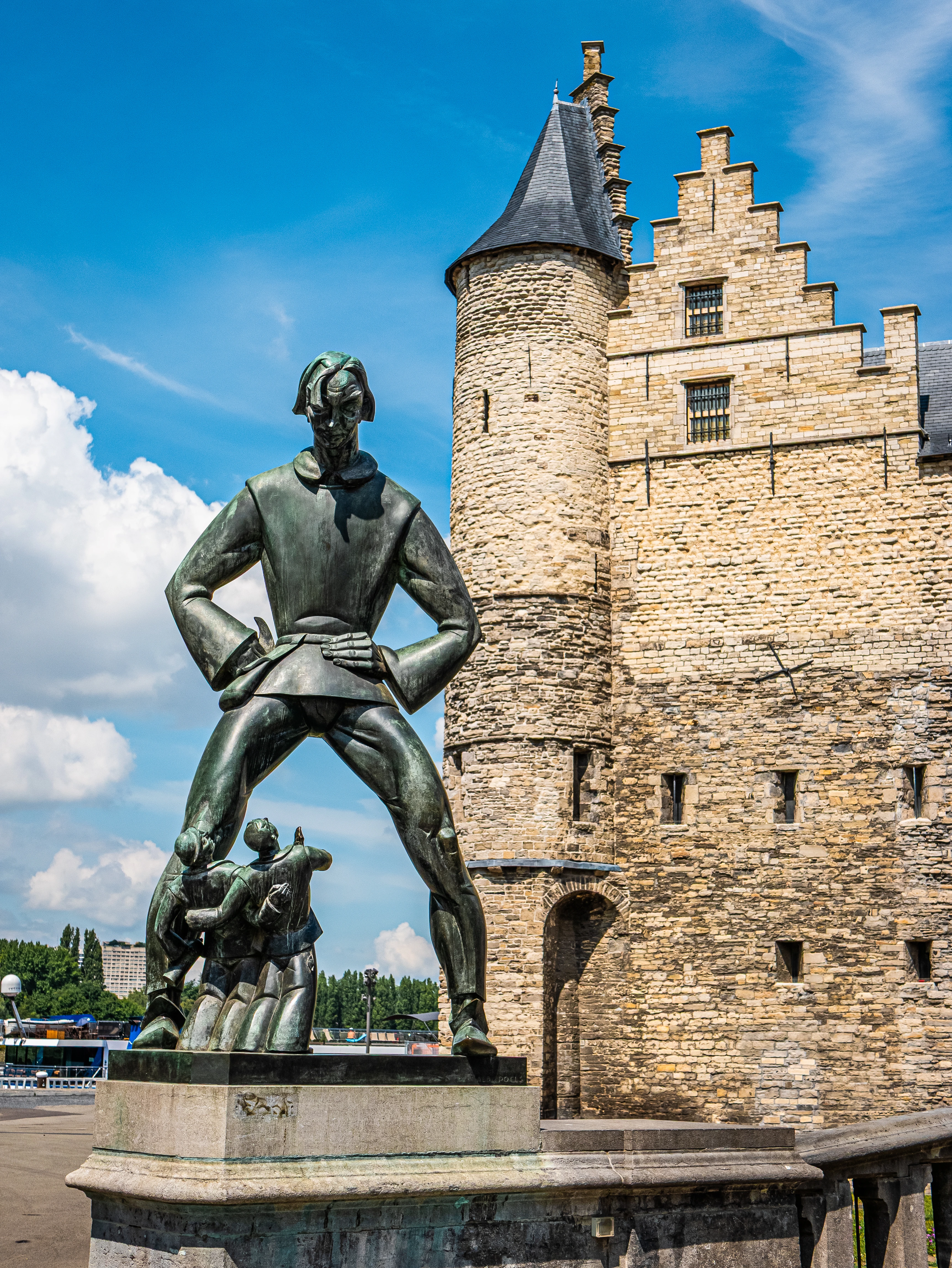 Zamek Het Steen w Antwerpii ze statuą legendarnego olbrzyma Lange Wapper