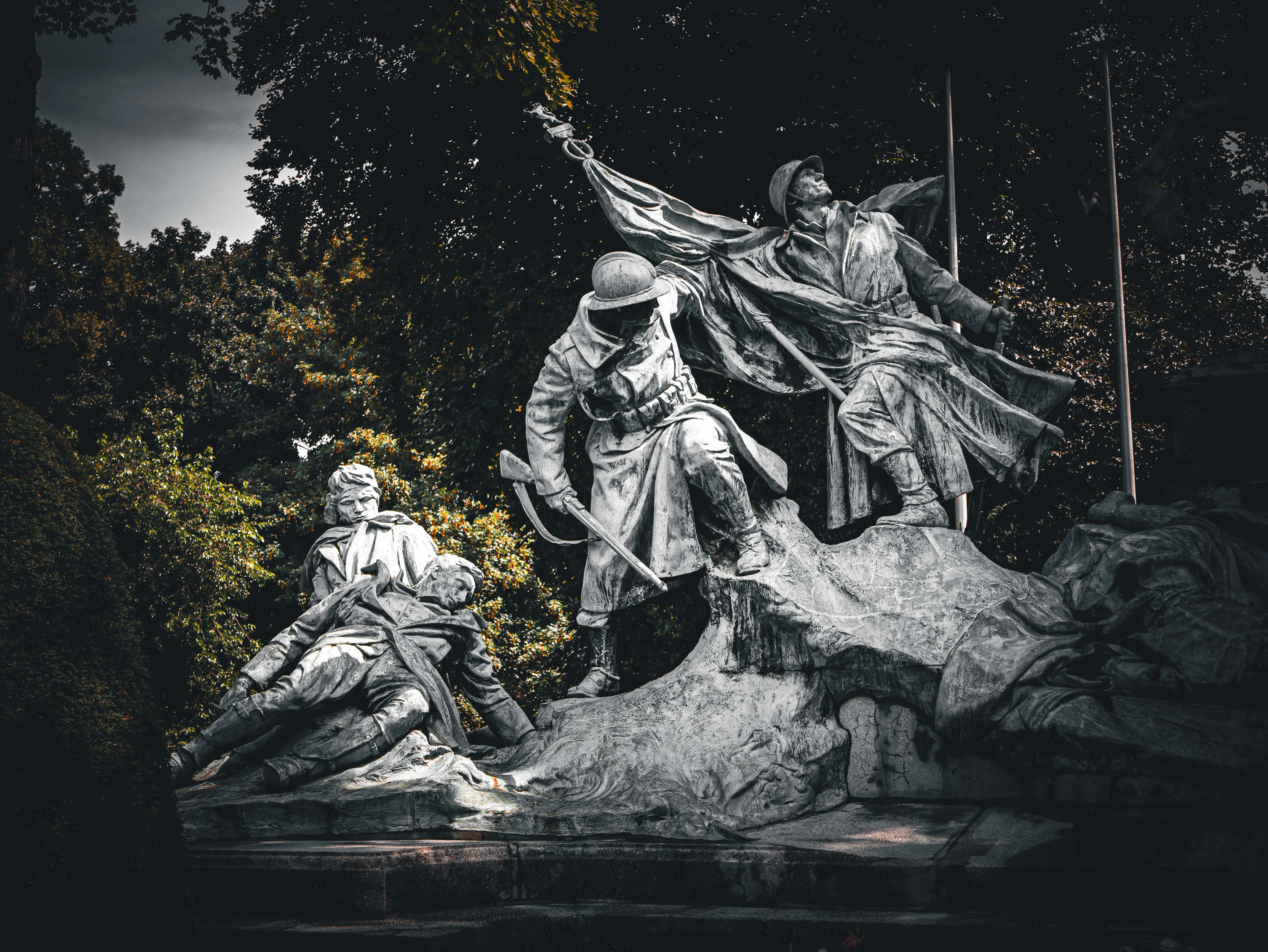Monument van de Gesneuvelden w Stadspark w Antwerpii na tle ciemnego nieba